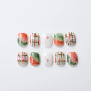 Détail de 10 faux ongles avec motifs de roses et texture marbrée pour enfants
