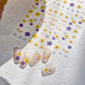 Detailansicht der 3D-geprägten Blumen-Nagelaufkleber mit lila und gelben Blumen