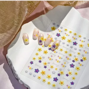 3D-Blumennagelsticker mit Frühlingsblumen-Relief und Sunny-Schriftzug auf Nägeln
