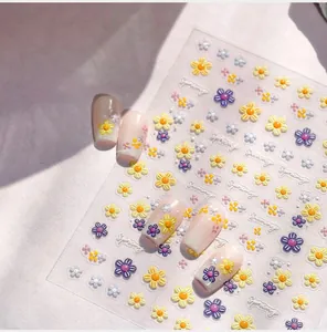 Makroaufnahme der 3D-Prägung Blumen-Nagelaufkleber mit Gänseblümchen-Design