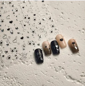 Details van zilveren hart nagelstickers en Love-letters op gemanicuurde nagels