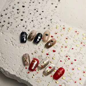 Detail van zilveren hart nagelstickers met Hug Me tekst op kleurrijke kunstnagels