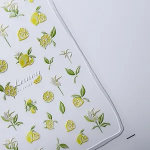 3D-reliëf nagelstickers met citroenthema, gele citrusvruchten en witte bloemmotieven