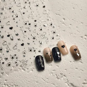3D nagelstickers met zilveren en zwarte hartjes en Love-belettering voor nageldecoratie