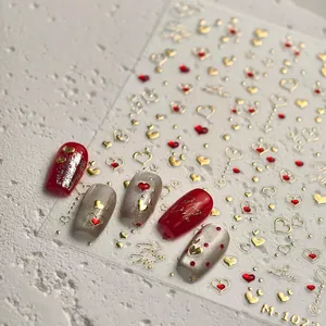 3D hart nagelstickers met gouden Hug Me belettering en metalen rode afwerking
