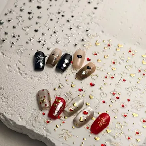 Zelfklevende zilveren hart nagelstickers met Hug Me en Love tekst voor unieke nail art decoratie