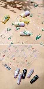 Gros plan détaillé de stickers d'ongles 3D muguet et glycine avec des modèles de design