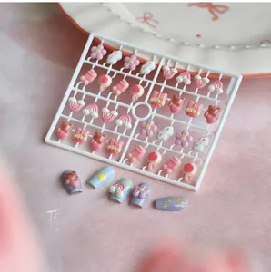 Détail macro de charmes d'ongles 3D en résine avec arcs-en-ciel et oursons tons macaron
