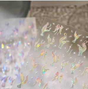Vue macro de stickers ongles papillon laser 3D avec effet holographique brillant