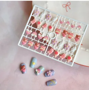 Détail de charmes 3D en résine pour nail art avec arc-en-ciel, ours et sucettes