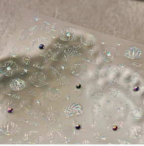 Vista macro de pegatinas 3D holográficas para uñas con estrellas de mar, conchas y pedrería