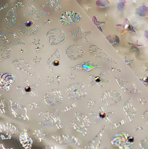 Detalle macro de pegatinas de uñas holográficas con estrellas de mar y perlas en relieve