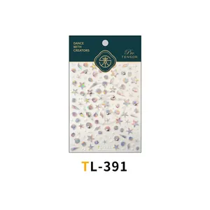 Detalle de las pegatinas 3D para uñas TL-391 con motivos de conchas y estrellas de mar