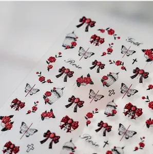 Détails macro de stickers ongles 3D gothiques avec roses rouges et nœuds en relief