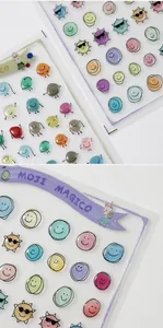 Detail von 3D-geprägten Jelly-Emoji-Aufklebern in Pastellfarben für Nagelkunst und DIY
