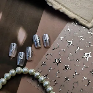 3D-Nagelaufkleber in Metallic-Silber mit Stern- und abstrakten Linienmustern auf Nägeln