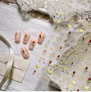 Détail des stickers ongles TL-365 avec tulipes dorées et roses rouges sur base rose