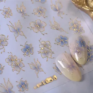 Détails macro des autocollants à ongles fleurs M-1058 avec relief doré et papillons bleus