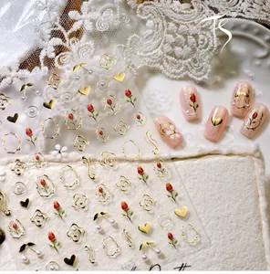 Vue détaillée des autocollants à ongles tulipe dorée TL-365 avec accents floraux rouges