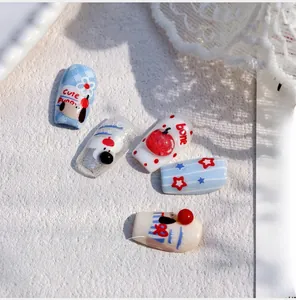 Détail de stickers à ongles 3D en relief avec motifs de chien et pomme