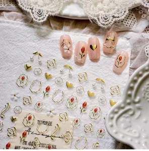 Détail de stickers ongles tulipes avec gaufrage doré, cœurs et fleurs sur fond dentelle