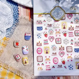 Détail macro de stickers ongles gaufrés japonais avec chats, cœurs et maisons