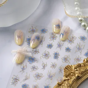 Autocollants à ongles floraux élégants avec fleurs bleues et motifs papillons dorés