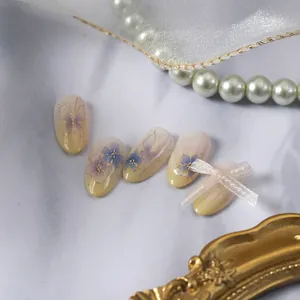 Stickers à ongles dorés élégants avec fleurs bleues et nœud sur base dégradée