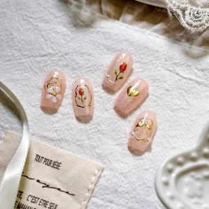 Stickers ongles tulipes dorées élégants avec paillettes et fleurs 3D sur base rose