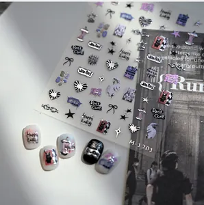 Gros plan sur des stickers ongles punk avec cœurs argentés et nœuds en relief