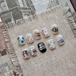 Faux ongles Y2K faits main avec nœuds argentés 3D et étoiles graffiti sur base beige