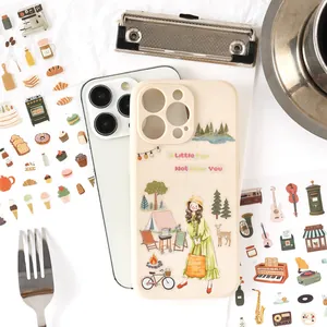 Beigefarbene iPhone-Hülle mit handgezeichneter Outdoor-Camping-Illustration und Lagerfeuer