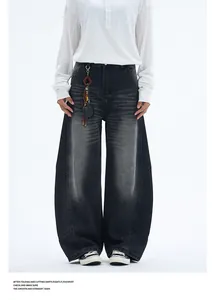 Détail du pantalon en jean noir délavé à coupe large 3D avec pendentif à la taille