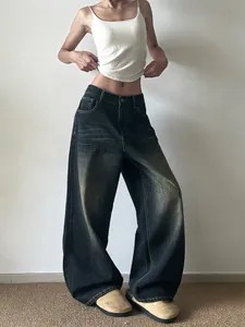 Jeans rétro à taille haute et jambes larges en bleu foncé avec moustaches et délavage