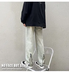 Detailaufnahme der Herrenjeans im Distressed-Look mit Metallreißverschluss am Saumabschluss