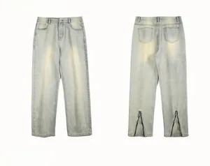 Detail einer hellblauen Jeans mit Vintage-Gelbschlamm-Waschung und verstellbaren Reißverschlüssen