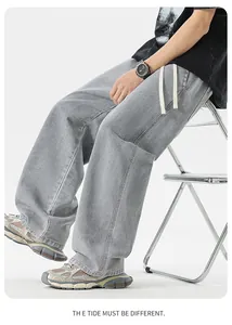 Dettaglio dei jeans grigi a gamba larga con coulisse in vita e cuciture sul davanti