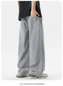Dettaglio di jeans larghi grigio chiaro con tasche posteriori e trama in denim lavato premium