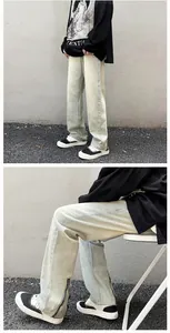 Detailansicht der hellblauen Jeans mit Reißverschluss am Saum und Distressed-Textur