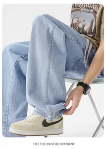 Dettaglio di jeans larghi azzurri con trama in denim e fondo gamba con effetto impilato