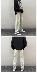 Detailansicht des Reißverschlusses am Saum und der verwaschenen Textur der weiten Herrenjeans