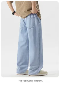 Dettaglio dei jeans in denim azzurro a gamba larga con tasche applicate e cuciture pulite