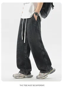 Dettaglio laterale di pantaloni in denim nero larghi con coulisse elastica in vita