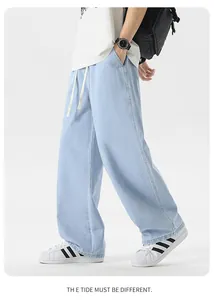 Dettaglio di jeans a gamba larga celeste con cuciture a contrasto e coulisse in vita