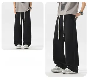 Dettaglio dei pantaloni in denim nero da uomo con coulisse bianca a contrasto