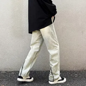 Destroyed-Jeans in Hellblau im Streetstyle mit Reißverschlüssen am Beinabschluss