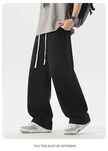 Dettaglio dei pantaloni neri larghi con coulisse bianca e consistenza in cotone morbido