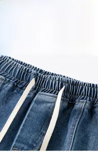 Détail du jean vintage américain dégradé bleu avec taille élastique et cordon blanc