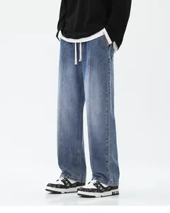 Détail d'un jean bleu clair à jambe large avec cordon blanc et coutures verticales