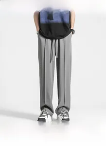 Detail der grauen Herren-Eisseidenhose mit weitem Bein, Kordelzug und scharfen Bügelfalten